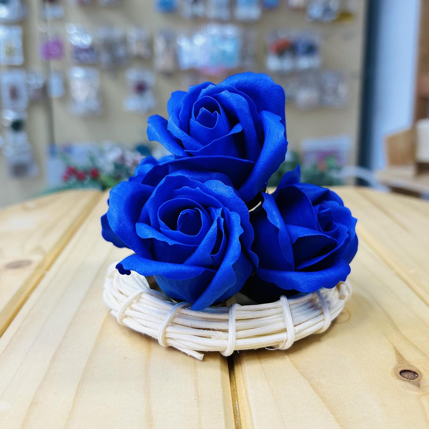 Сапунени рози кралско синьо