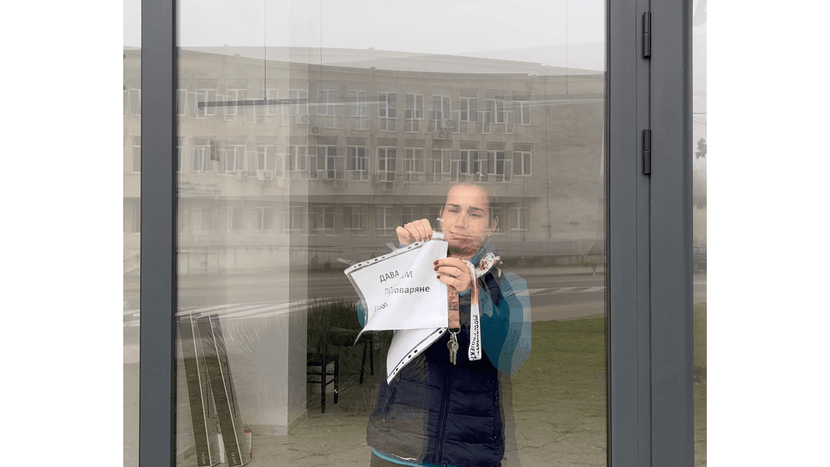 Празна витрина, отворена врата