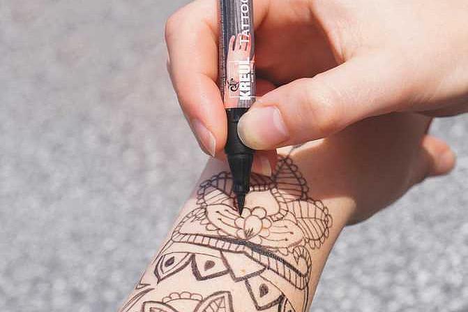 Временна татуировка, нарисувана с маркер KREUL Tattoo Pen върху ръка