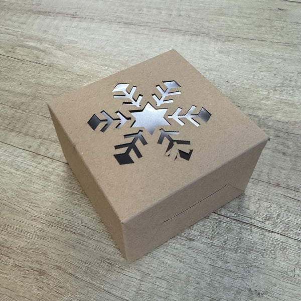 Коледна кутия квадратна със снежинка 10x10x6,5 см