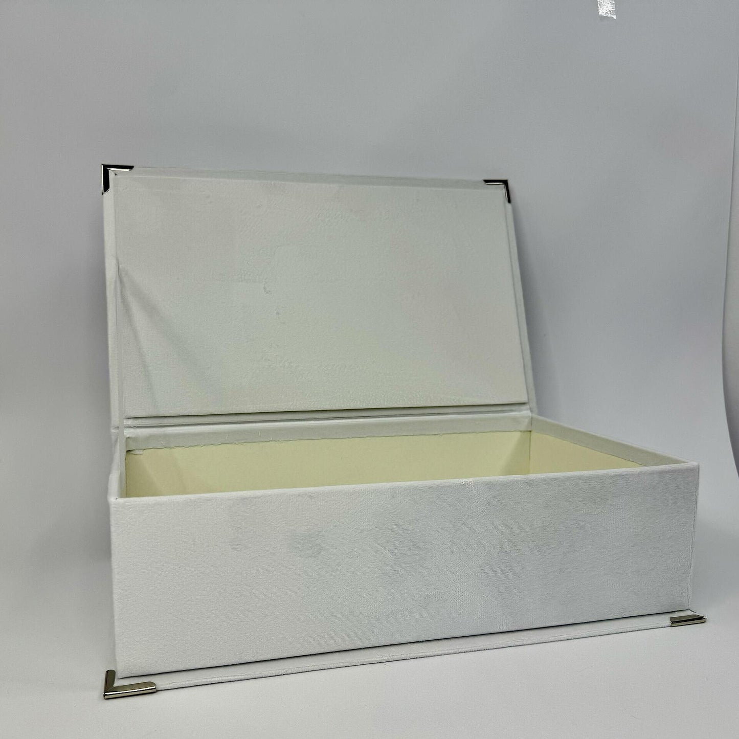 Правоъгълна кутия бяло кадифе 38/24/12