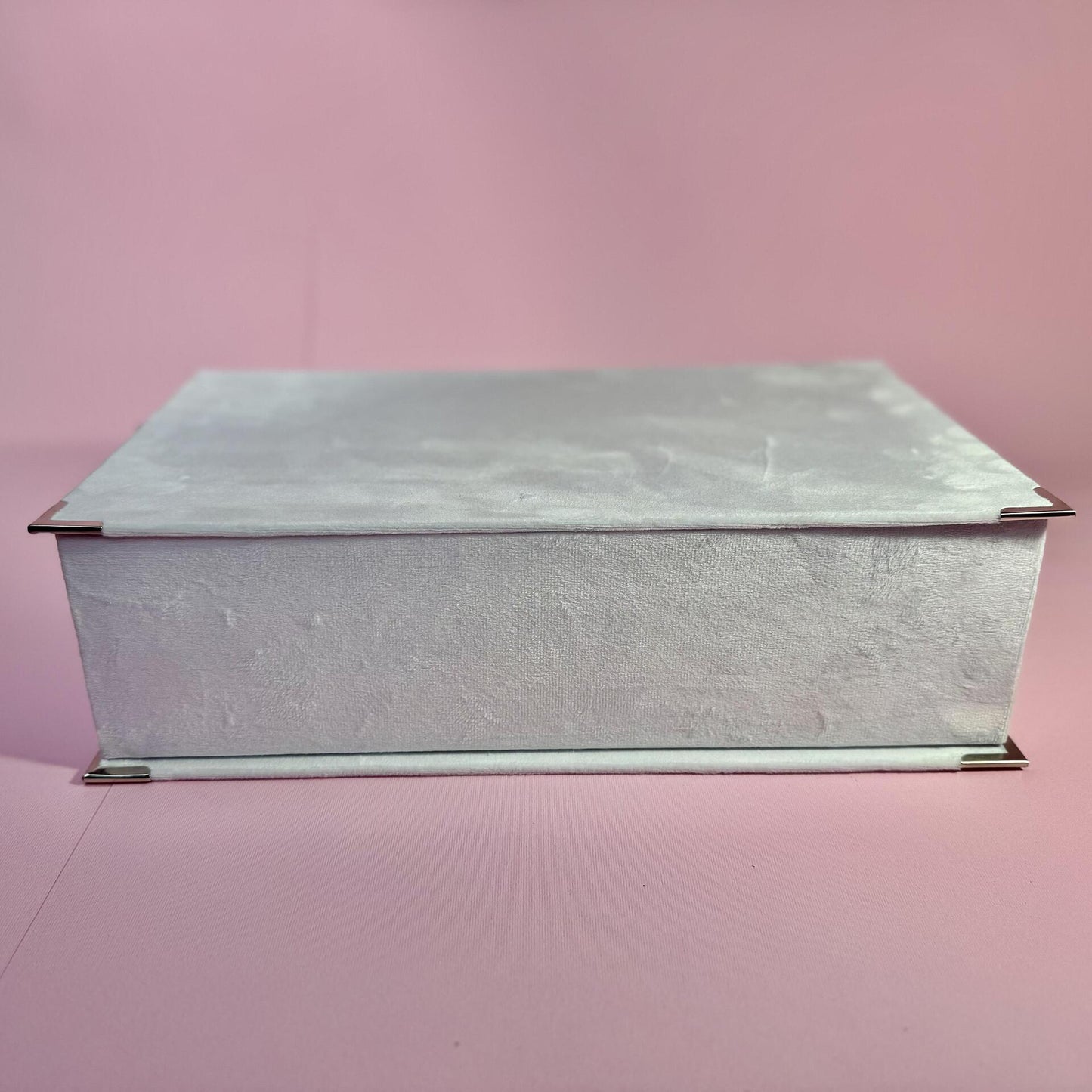 Правоъгълна кутия бяло кадифе 38/24/12